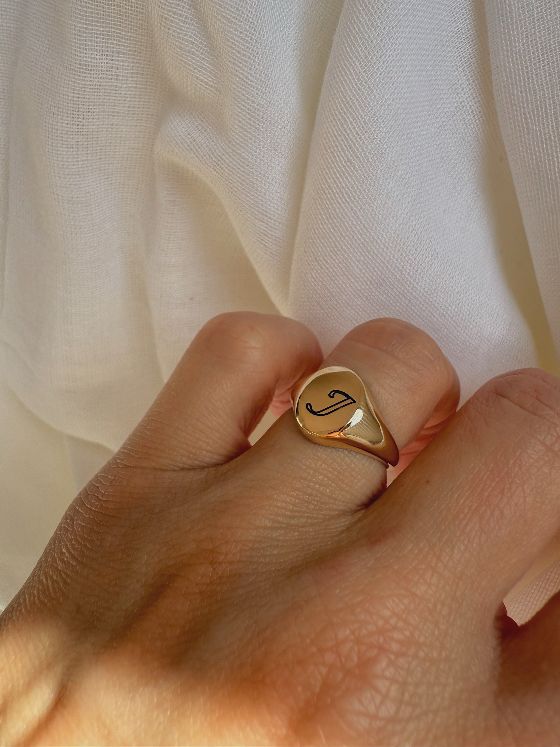 Heirloom Oval Signet Ring – Solid Gold